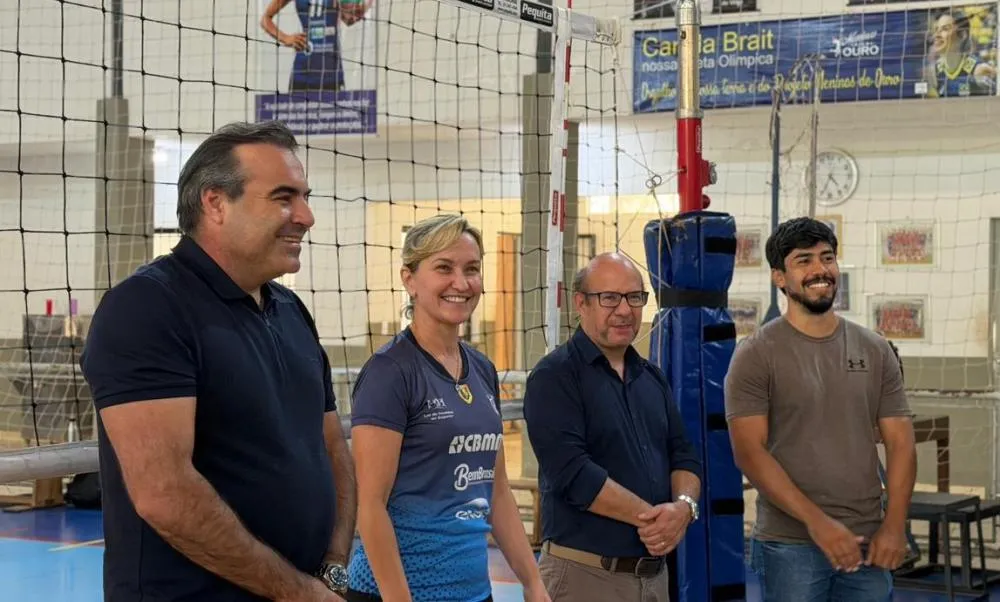 Prefeito Juninho Trevisan, Maria Bethania Melo (primeira técnica da Camila Brait e coordenadora e fundadora do Projeto Meninas de Ouro), vice-prefeito Cleber Silveira, secretário de esportes Julliender Reis