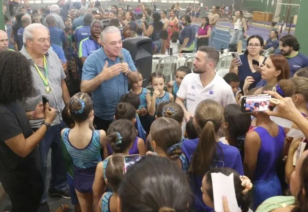 Diego Hypólito encanta alunos de ginástica em Uberlândia com palestra e demonstração.