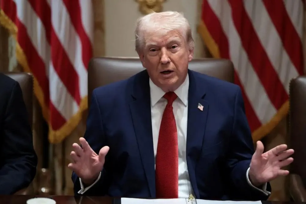 TRUMP SINALIZA PAUSA EM ATAQUES AO IRÃ E DIZ QUE NEGOCIAÇÕES “VÃO MUITO BEM”