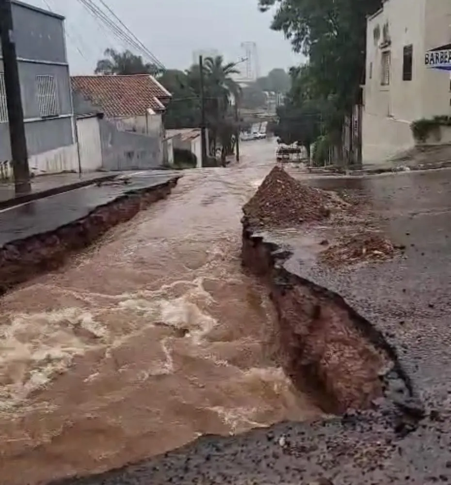 Chuva escancara problema e abre cratera em Uberaba: via cede e trânsito é interditado
