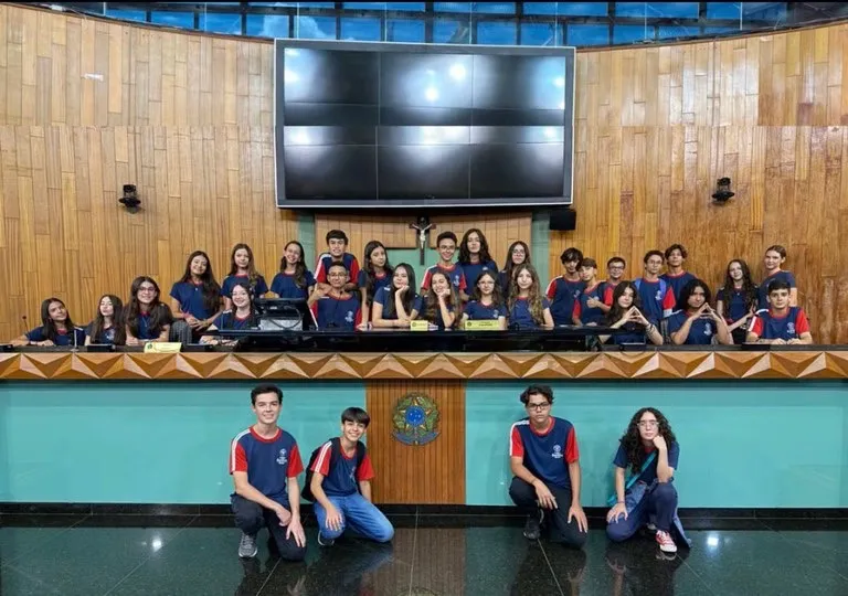 Alunos invadem a Câmara de Uberlândia e mergulham na prática do poder público