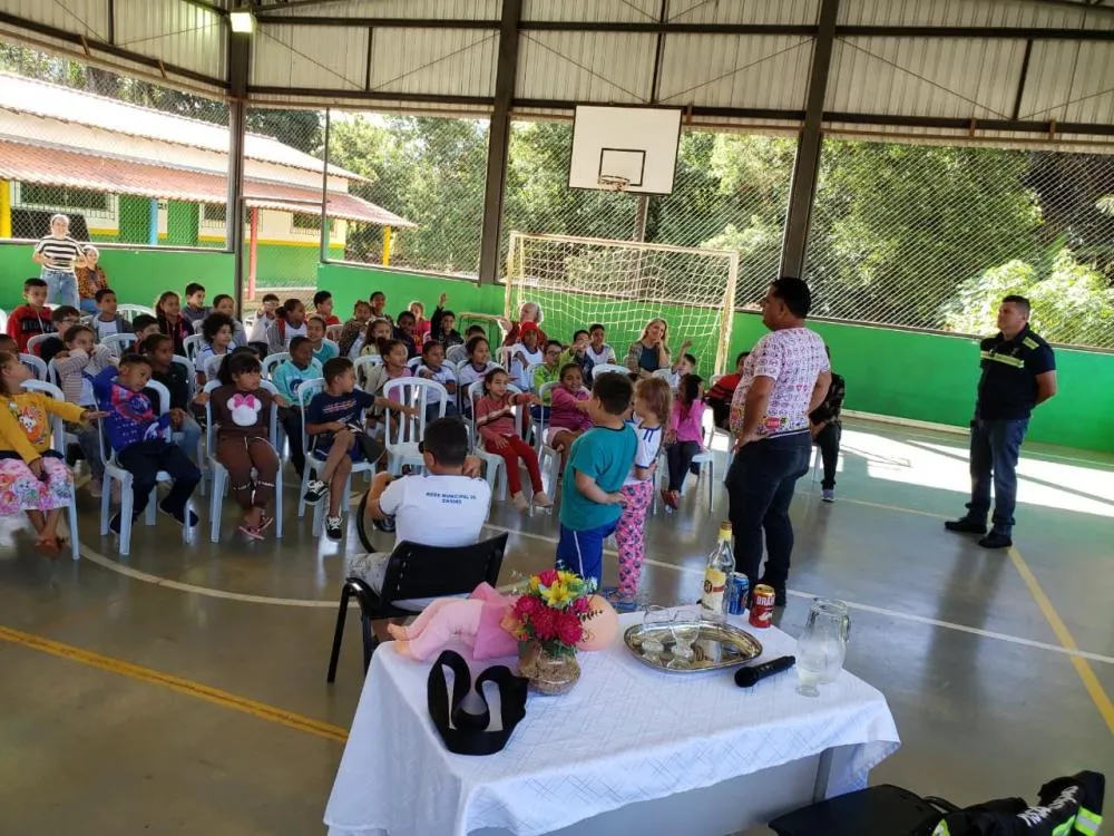 Crianças aprendem a salvar vidas no trânsito em ação educativa em Piracaíba