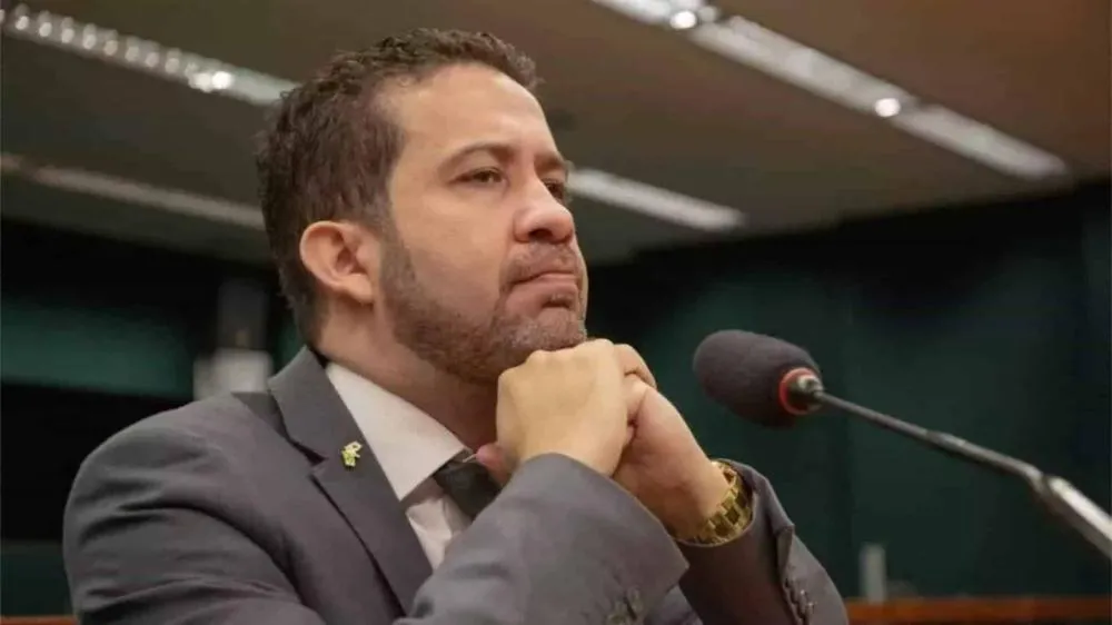 Deputado André Janones é expulso da OAB-MG e caso levanta debate sobre ética na vida pública