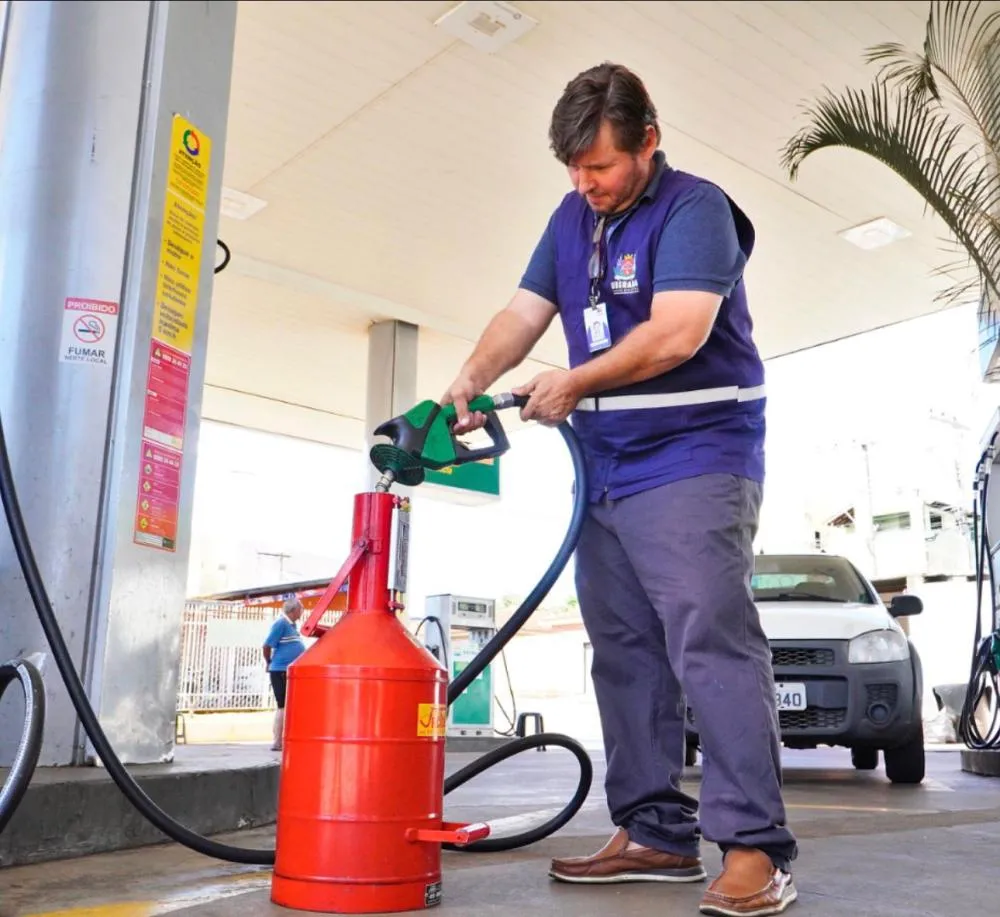 Combustível sob suspeita: fiscalização autua postos e acende alerta em Uberaba