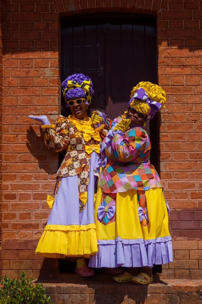 Espetáculo “Dinha e Filó e os Dinossauros” celebra a cultura, a memória afetiva e o Geoparque Uberaba