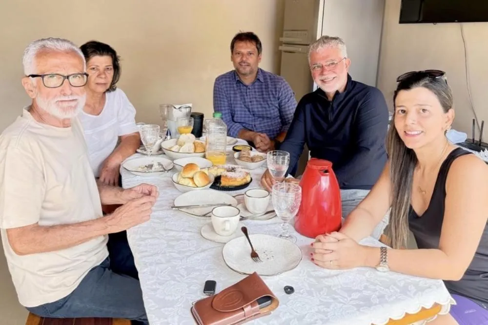 Café entre aliados reacende conexões políticas e levanta questionamentos sobre articulações em Uberaba