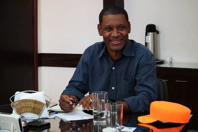 Saída de Mauricinho de Sá abre nova disputa de poder e acelera corrida eleitoral em Uberaba