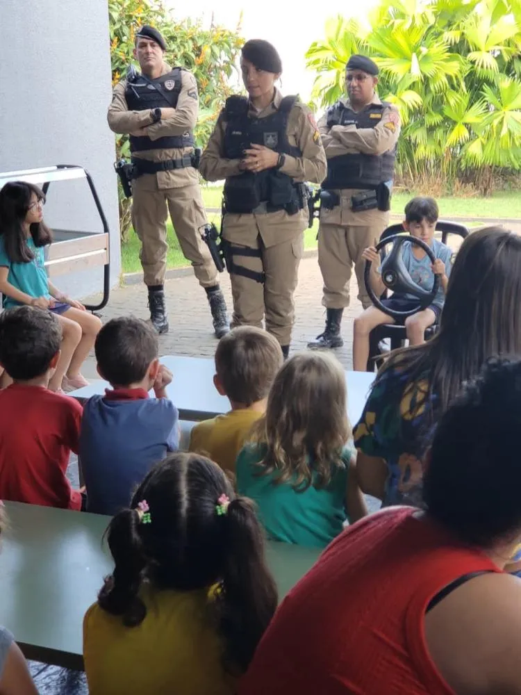 Educação no trânsito começa cedo e mobiliza crianças em ação da Settrans em Araguari