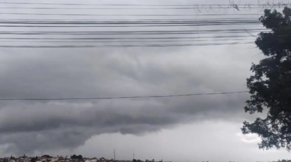Tempo vira no Triângulo Mineiro, chuva ganha força e muda rotina em várias cidades da região