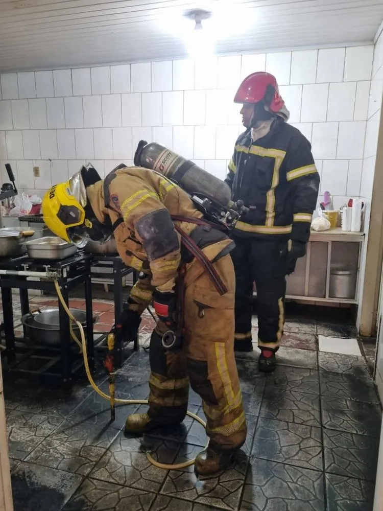 Incêndio em restaurante deixa homem gravemente ferido após uso de álcool na cozinha
