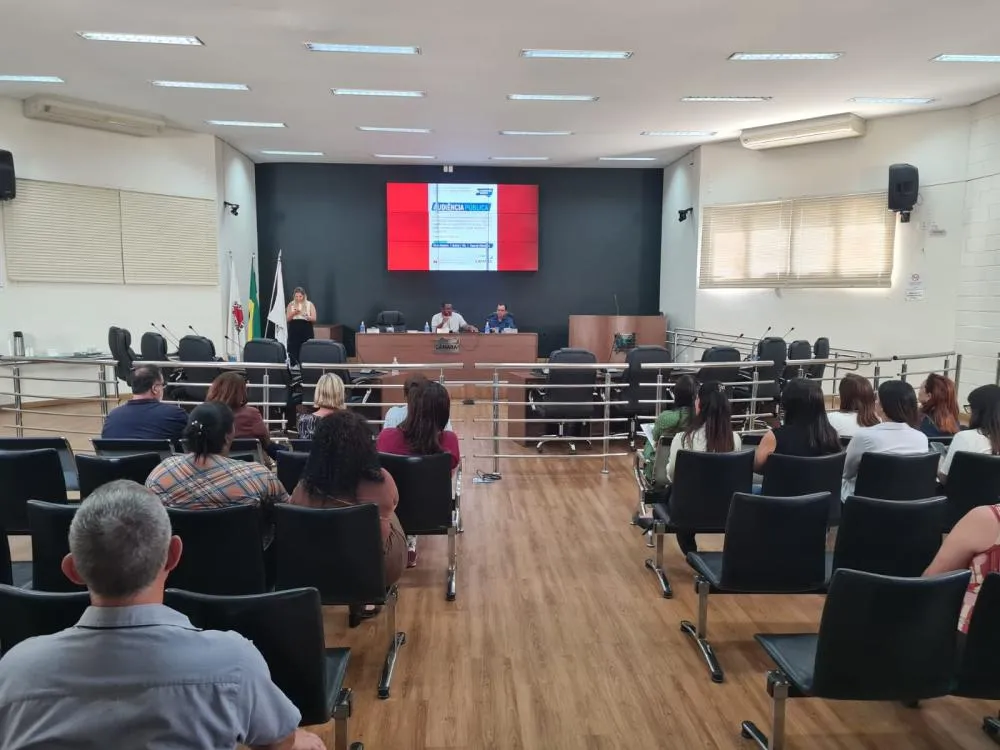 Tensão e debates marcam audiência pública sobre cargos da Educação em Araxá
