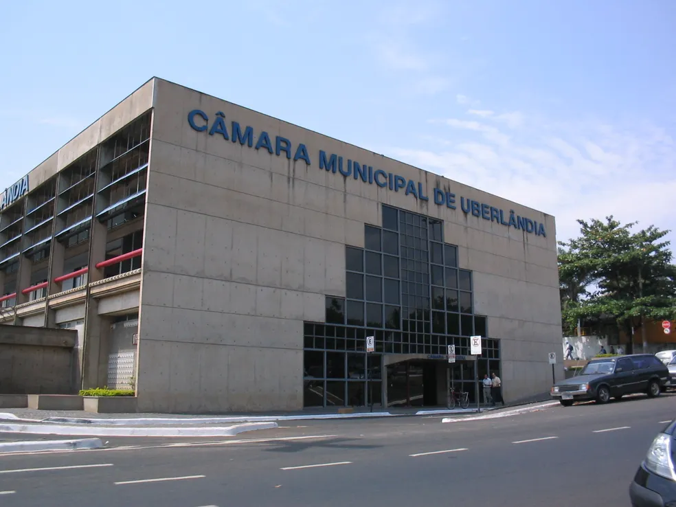 Câmara de Uberlândia aprova projetos e mantém veto em sessão marcada por debates e decisões polêmicas