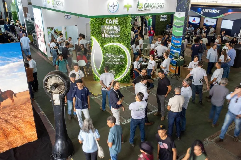 Fenicafé 2026 começou nesta segunda em Araguari e reúne produtores de todo o país