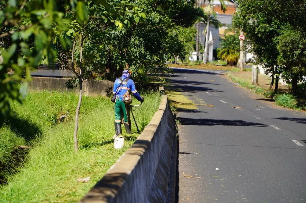 Limpeza urbana avança em Uberaba e Uberlândia com ações em dezenas de bairros