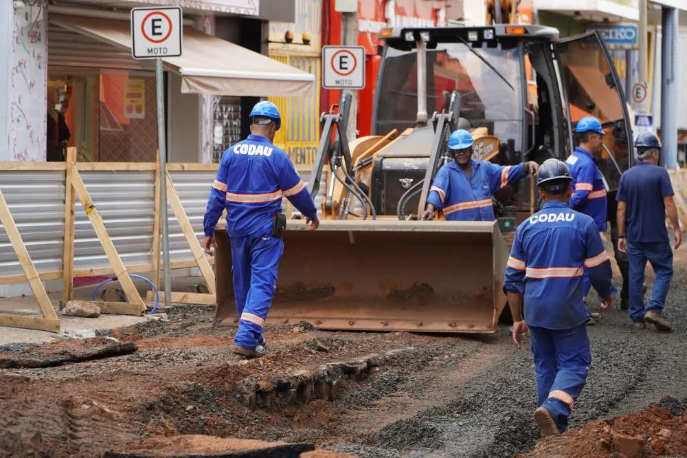 Obras avançam em Uberaba e trecho da Rua Artur Machado é concluído com novas redes de água e esgoto