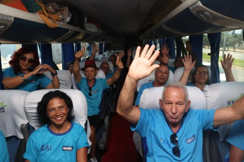 Viagem com tudo pago para idosos vira vitrine de gestão e também alvo de críticas