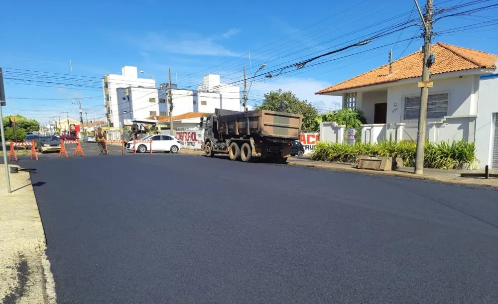 Recapeamento avança em Araguari e levanta debate sobre impacto real nas ruas da cidade