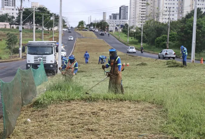 Limpeza urbana avança em Uberlândia, mas demanda ainda depende de solicitações da população