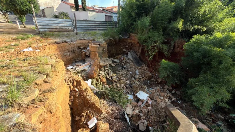 Após avanço de erosão, obra em Araxá tenta corrigir falhas antigas de drenagem
