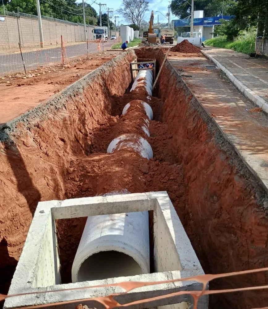 OBRA DE R$ 64 MILHÕES AVANÇA EM UBERLÂNDIA E COLOCA MORADORES ENTRE BENEFÍCIOS FUTUROS E PROBLEMAS IMEDIATOS