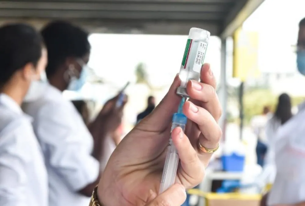 VACINAÇÃO SAI DAS UNIDADES E VAI À FEIRA PARA TENTAR ELEVAR COBERTURA EM UBERABA