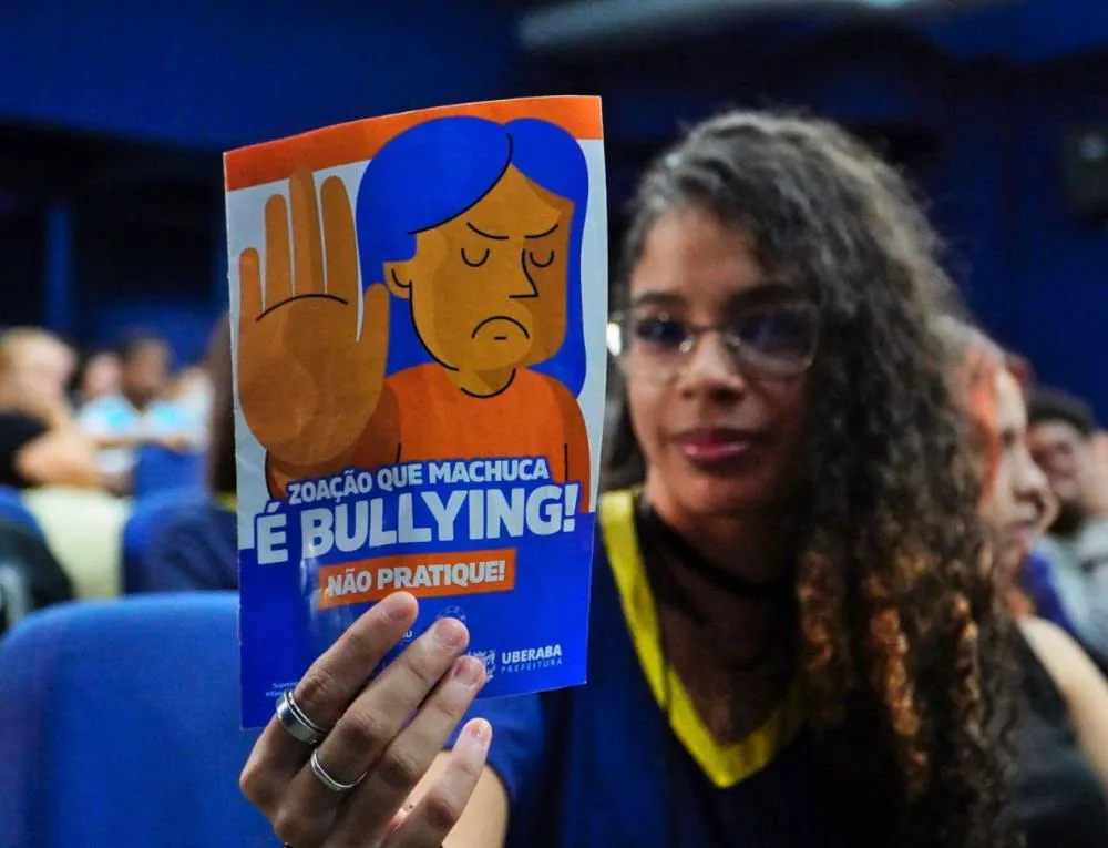  PREFEITURA PROMOVE PALESTRAS SOBRE BULLYING E USO CONSCIENTE DA INTERNET EM UBERABA