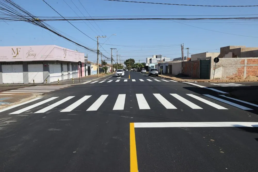 PREFEITURA CONCLUI RECAPEAMENTO EM AVENIDA DO BAIRRO SANTA MÔNICA E AVANÇA COM PLANO DE OBRAS EM UBERLÂNDIA