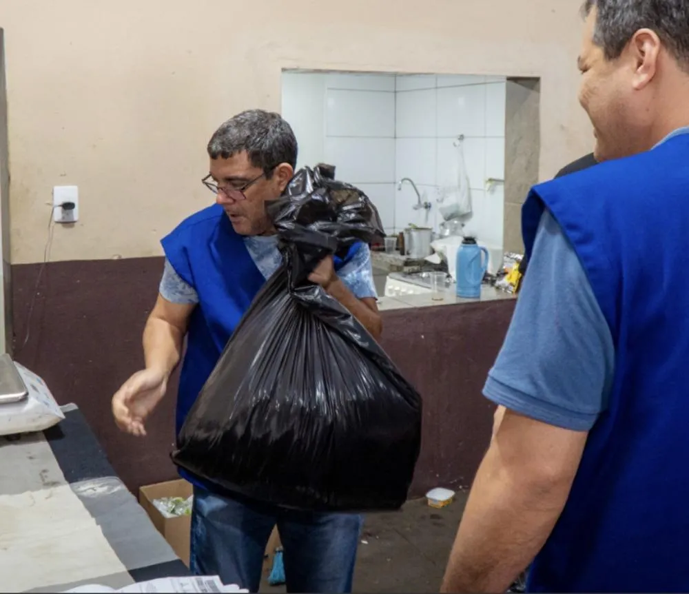 OPERAÇÃO EM UBERABA APREENDE 40 KG DE ALIMENTOS E FLAGRA PRODUÇÃO IRREGULAR DURANTE A EXPOZEBU
