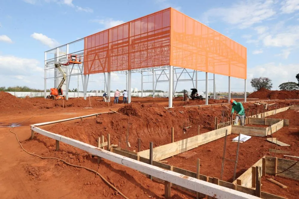 OBRA DE NOVA ESCOLA EM UBERLÂNDIA AVANÇA E ENTRA NA FASE DE FUNDAÇÃO NA REGIÃO OESTE