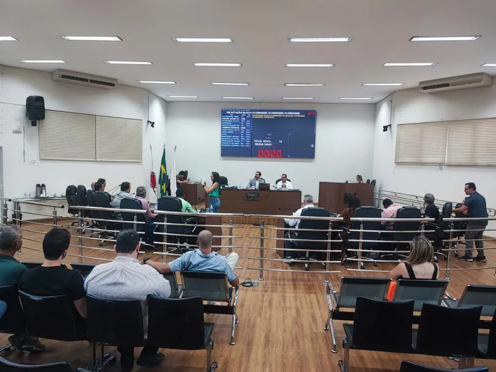 CÂMARA DE ARAXÁ APROVA PROJETOS E EXPÕE DEMANDAS EM SAÚDE, MOBILIDADE E INFRAESTRUTURA
