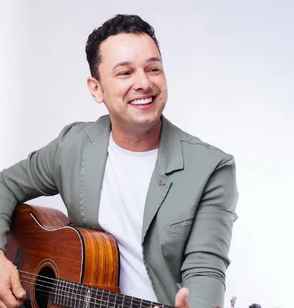 Denílson Mariano celebra 25 anos de carreira em show gratuito na Concha Cultural neste domingo
