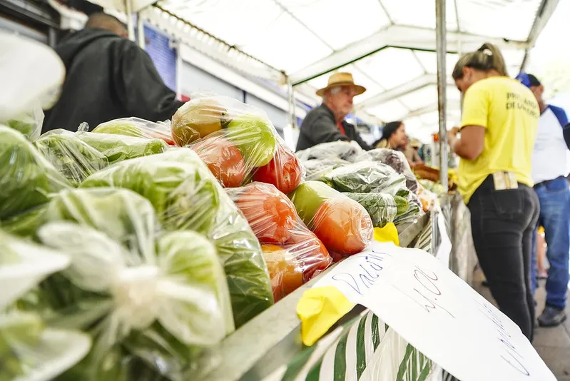 FEIRA DA AGRICULTURA FAMILIAR GANHA FORÇA EM UBERABA E DISPUTA ESPAÇO COM GRANDES REDES