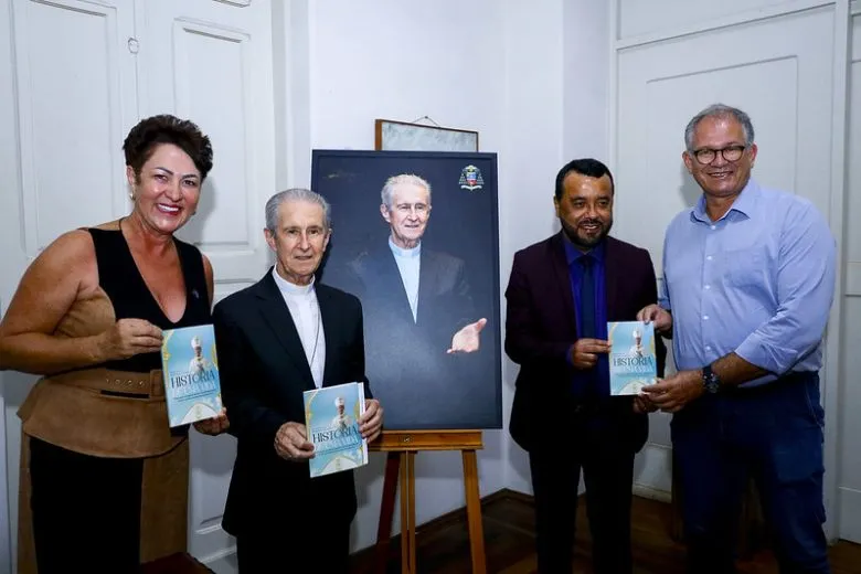 DOM PAULO LANÇA LIVRO EM UBERABA E RECEBE HOMENAGEM PELOS 20 ANOS DE MINISTÉRIO EPISCOPAL