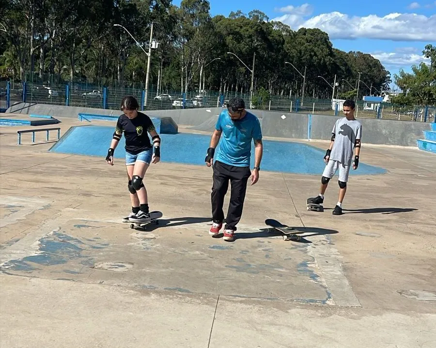 UBERLÂNDIA ABRE AULAS GRATUITAS DE SKATE PARA CRIANÇAS E ADOLESCENTES NO SKATE PARK DO SABIAZINHO