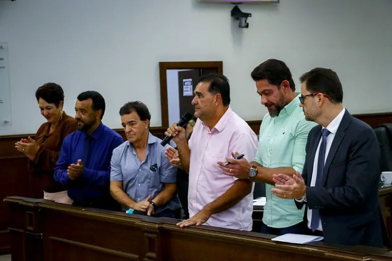 CÂMARA DE UBERABA APROVA REAJUSTE DE 10% PARA SERVIDORES E ELEVA TÍQUETE PARA R$ 1,5 MIL