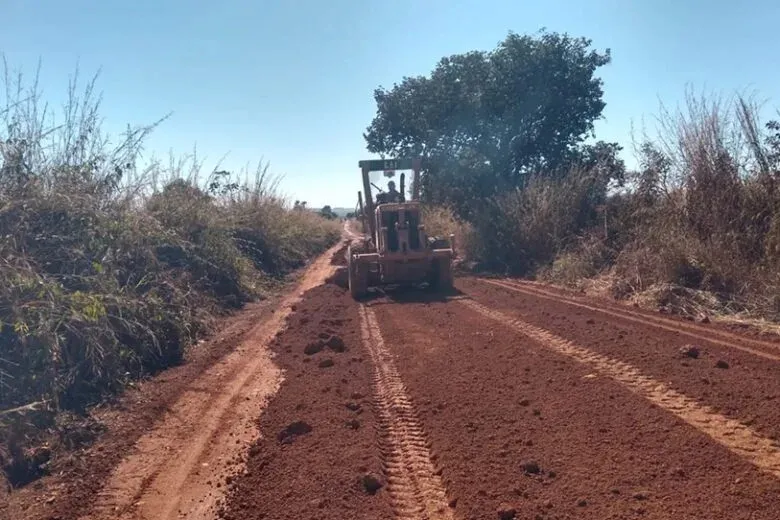 Enquanto a safra espera, o DER-MG acelera obras nas estradas de terra do Triângulo