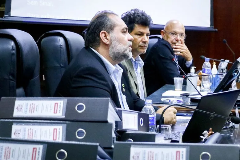 CEI DO LIXO PEDE MAIS 90 DIAS E AMPLIA INVESTIGAÇÃO SOBRE TAXA DE RESÍDUOS EM UBERABA