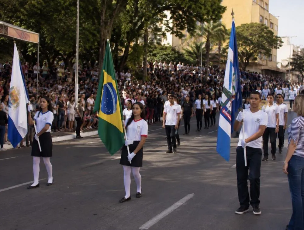 PATOS DE MINAS TRANSFORMA DESFILE DE 24 DE MAIO EM RESGATE DA HISTÓRIA E ORGULHO DA CIDADE
