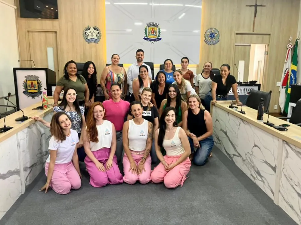 Grupo AURA emociona servidoras da Câmara de Araguari em evento do Outubro Rosa