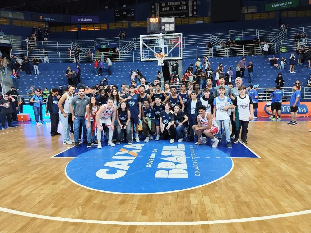 ALUNOS DE UBERABA VIVEM EXPERIÊNCIA NO “TEMPLO DO BASQUETE” DURANTE SEMIFINAL DO NBB