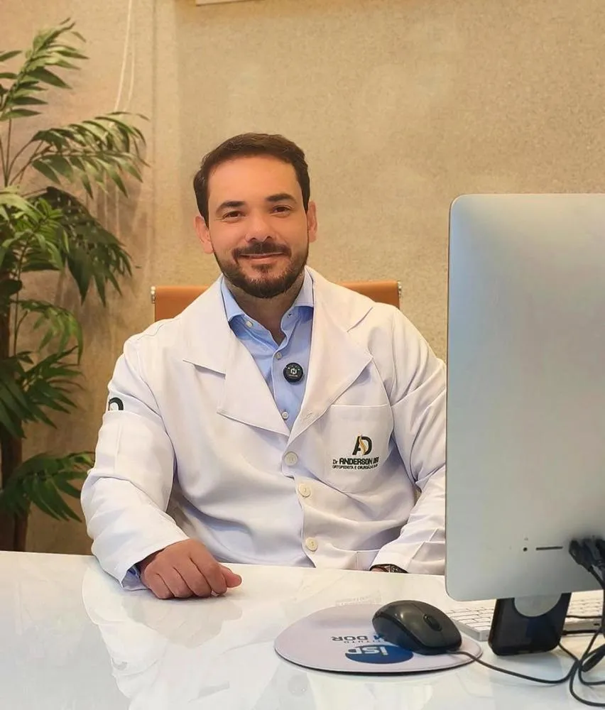 MÉDICO ALERTA QUE USO EXCESSIVO DE CELULAR PODE ACELERAR DESGASTE DA COLUNA E CAUSAR DORES CRÔNICAS