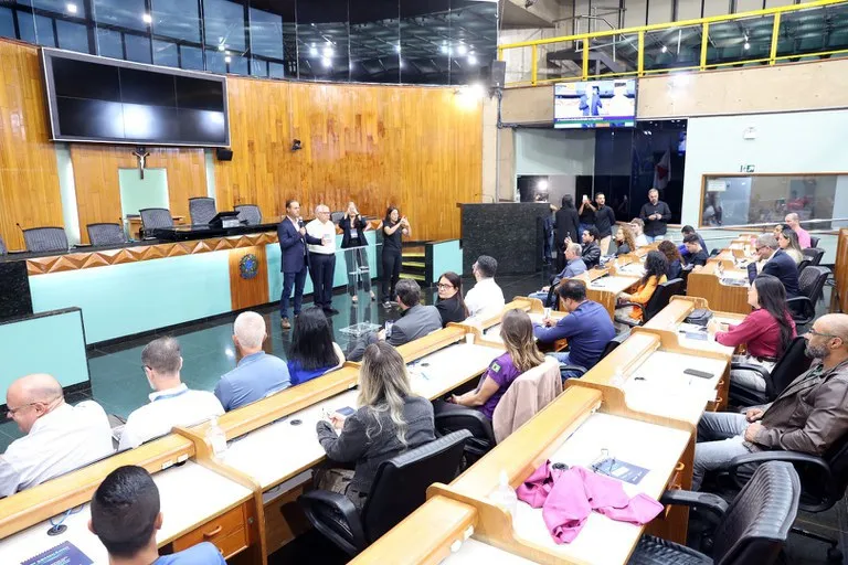CÂMARA EXPÕE BASTIDORES DAS ELEIÇÕES E ESPECIALISTAS ALERTAM SOBRE FAKE NEWS, IA E “MANIPULAÇÃO” NAS REDES