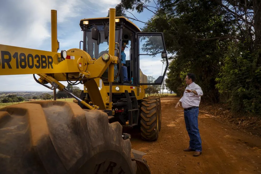 PREFEITURA ELIMINA PONTO CRÍTICO EM ESTRADA RURAL E PREPARA NOVA FASE DE RECUPERAÇÃO NO CAMPO