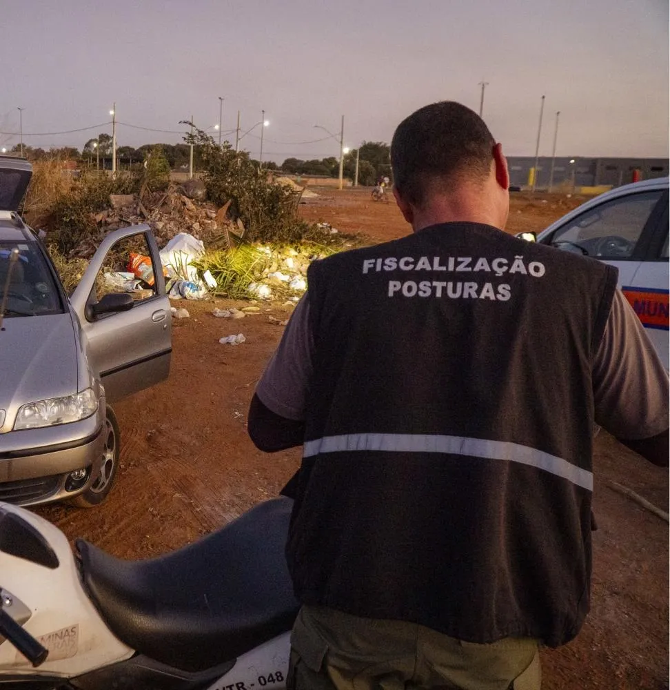 QUATRO FLAGRANTES EM MENOS DE 24 HORAS: DESCARTE IRREGULAR CONTINUA DESAFIANDO A LIMPEZA URBANA EM UBERABA
