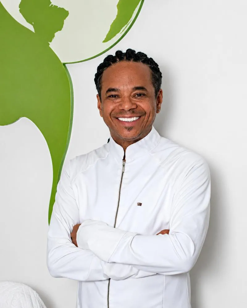 CARLOS HOSSACK: O UBERABENSE QUE SE TORNOU REFERÊNCIA MUNDIAL EM ESTÉTICA ORGÂNICA INTEGRATIVA