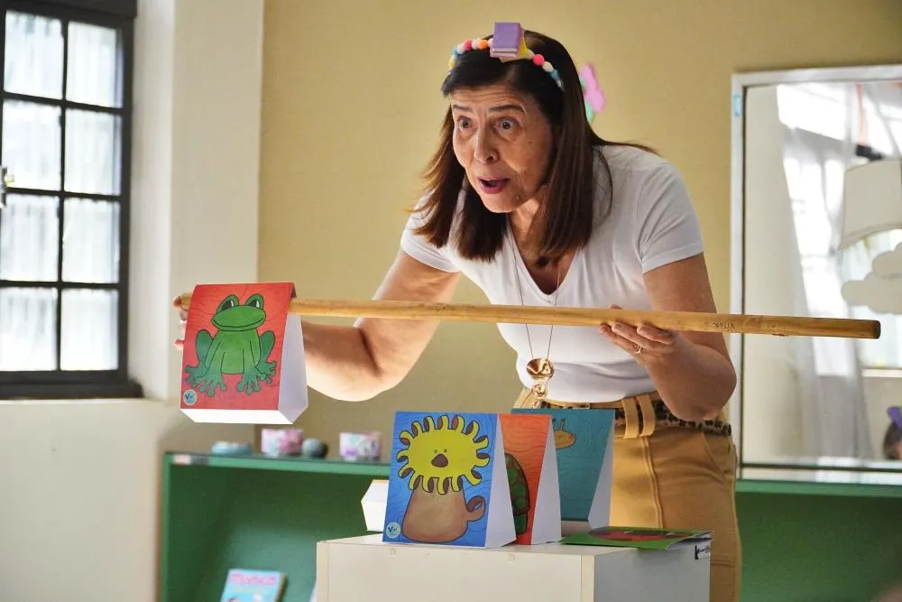 TELAS OU LIVROS? PROJETO PARA BEBÊS APOSTA NA LEITURA PRECOCE E REACENDE DEBATE SOBRE O DESENVOLVIMENTO INFANTIL