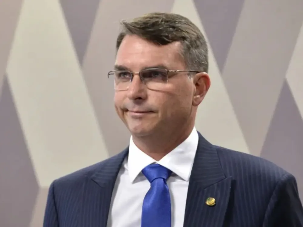 FECHOU COM FLÁVIO E REGINALDO: PROPOSTA QUE PODE MUDAR A CLT CHEGA AO CENTRO DA DISPUTA PRESIDENCIAL