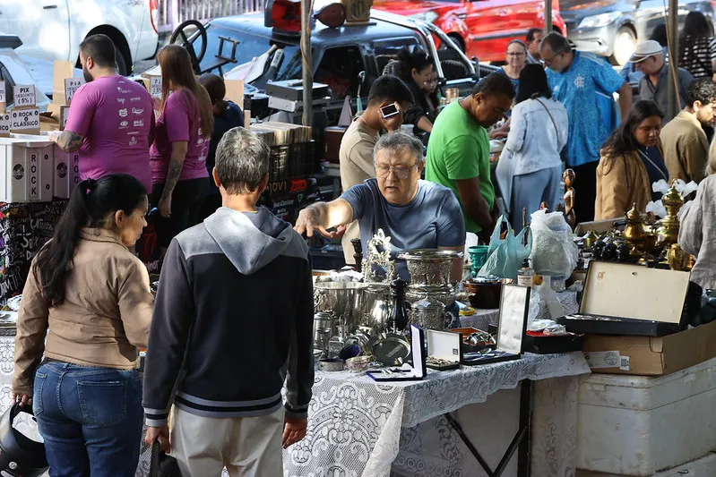 MERCADO DE PULGAS REÚNE COLECIONADORES E MANTÉM VIVA A MEMÓRIA HISTÓRICA EM UBERLÂNDIA