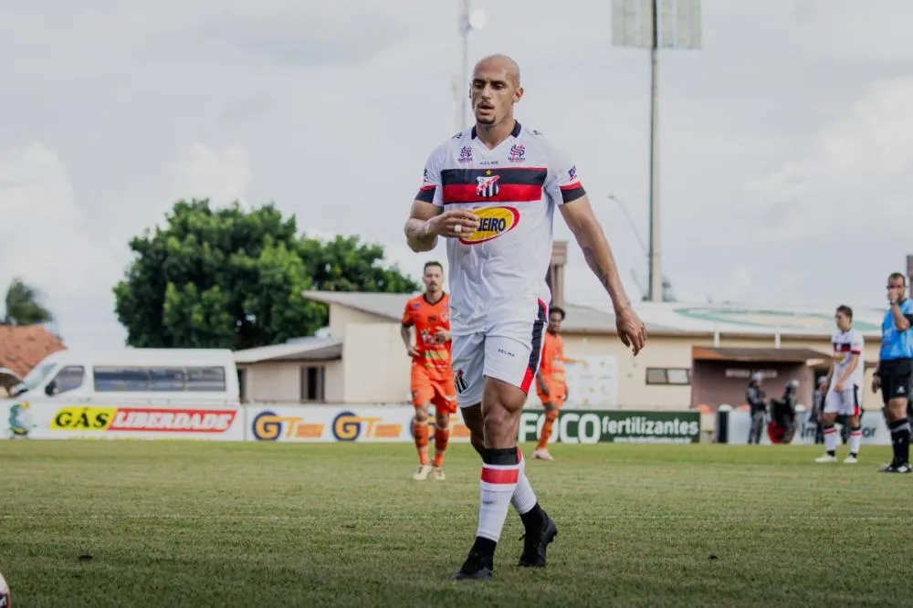 MINEIRO BRILHA NA ÁSIA, VIRA MELHOR LATERAL DA INDONÉSIA E BATE NA TRAVE DO TÍTULO