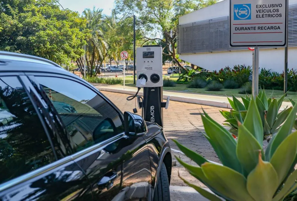 CEMIG QUER ACELERAR A ERA DOS CARROS ELÉTRICOS E VAI INSTALAR ELETROPOSTOS GRATUITOS EM MINAS